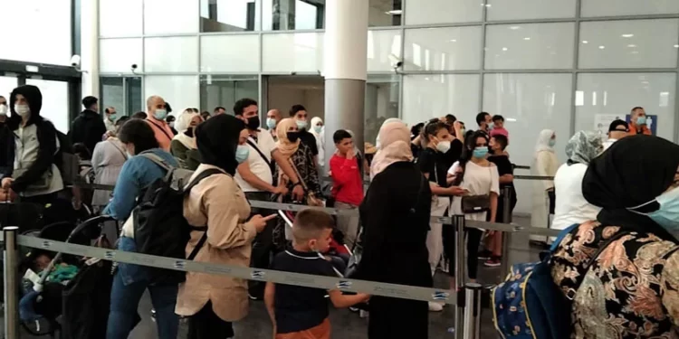 فيديو..مواطنون يحتجون بمطار العروي بسبب تردي الخدمات