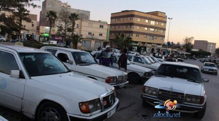 “طاكسيات” زايو.. محدودية نقط الانطلاق يحكم على القطاع بالركود ويزيد عزلة المدينة