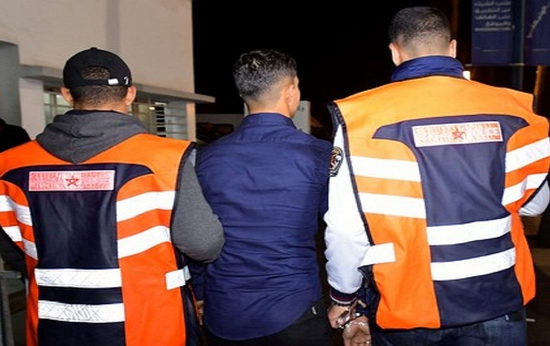 أمن زايو يداهم عددا من المقاهي ويعتقل 15 شخصا بسبب القمار وتعاطي المخدرات