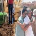 بالصور.. جنازة مهيبة للأستاذة التي جرفتها سيول تندرارة بحضور عائلتها وأصدقائها