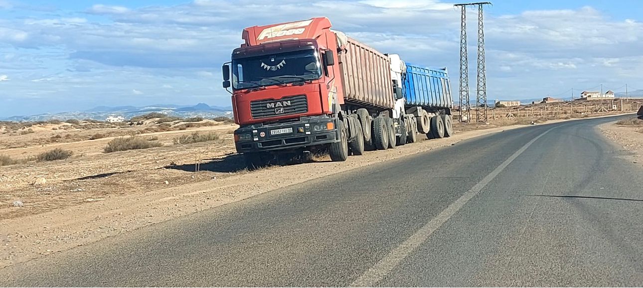 باشا رأس الماء يشرف على عملية حجز أربع شاحنات محملة برمال منهوبة