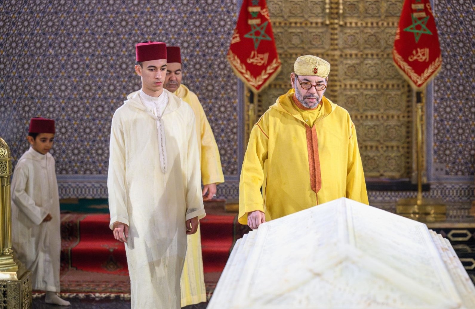جلالة الملك يظهر في صحة جيدة وهو يترحم على روح جده الراحل محمد الخامس