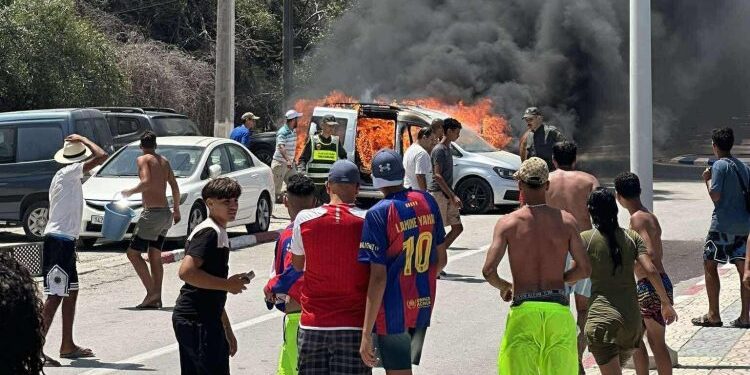 حادث غريب بشاطئ تلايوسف في الحسيمة: احتراق سيارة بسبب “طاجين”
