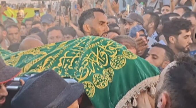 الآلاف يشيعون جثمان “عيزي أحمد” لمثواه الأخير بأجدير
