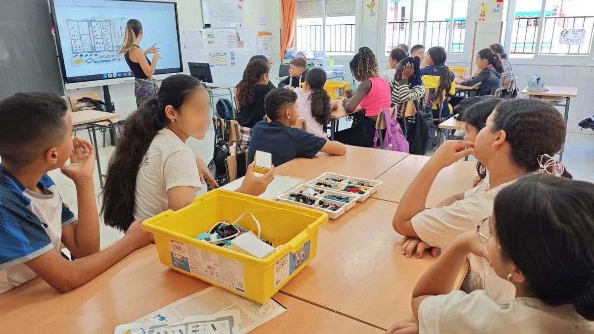 إقليم مورسيا الإسباني يُلغى برنامج تدريس اللغة العربية والثقافة المغربية استجابة لضغوط حزب “فوكس” اليميني المتشدد