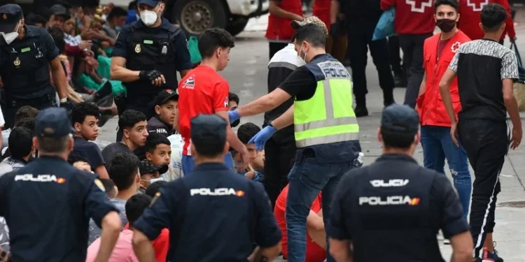 سبتة المحتلة تستقبل قرابة 30 قاصرا في يومين ومدريد تُفعّل حالة استنفار