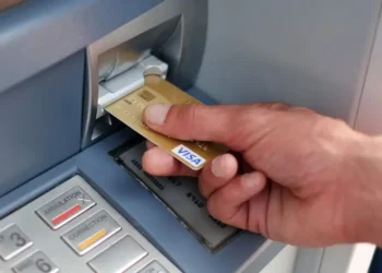 ابتلاع “بطاقة” أربعة أيام… حكم قضائي يلزم بنكًا بالدار البيضاء بتعويض “زبون”