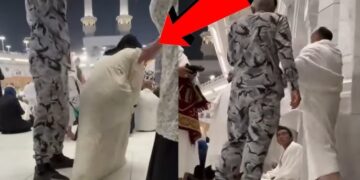 شاهد فيديو.. رجل أمن يعتدي على معتمرين في المسجد الحرام والسعودية تتدخل