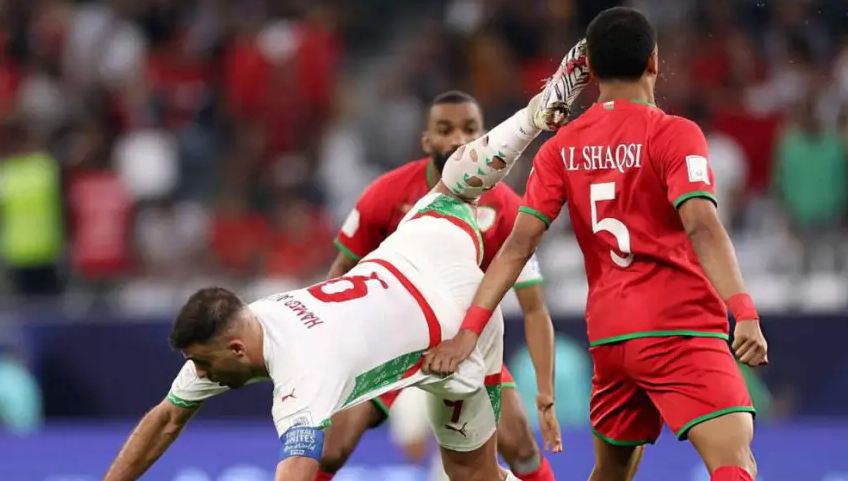 حمد الله يثير الجدل بتصرفه الغريب أمام عمان.. موجة سخرية وانتقادات على مواقع التواصل الاجتماعي