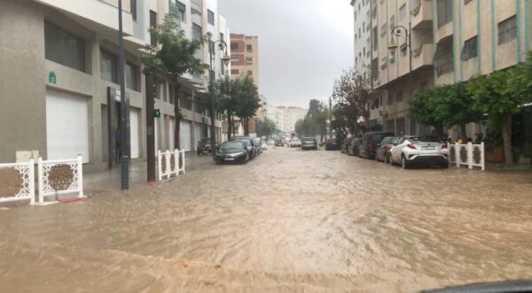 العاصفة “إيميليا” تضرب شمال المغرب: أمطار غزيرة ورياح قوية بتطوان وسواحلها