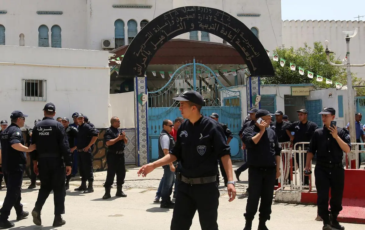 الجزائر تُسلّم 25 معتقلا مغربيًا عبر المعبر الحدود “زوج بغال” كانوا في سجونها بتهم “مُضخمة”..