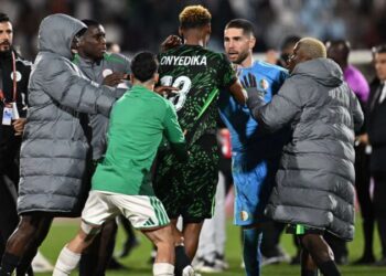 كاف يفتح تحقيقًا تأديبيًا عقب أحداث مباراة الجزائر ونيجيريا في ربع نهائي “كان” 2025