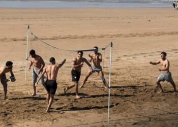المنتخب المصري بشاطى أكادير قبل السفر إلى طنجة لمواجهة السنغال