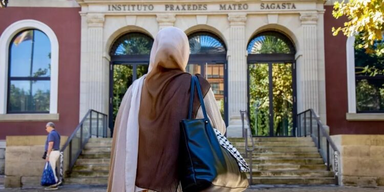 تقرير حكومي يحذر من التمييز ضد الفتيات المحجبات في المدارس الإسبانية