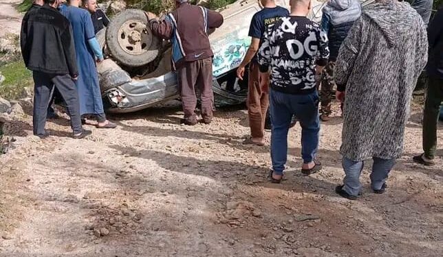 الحسيمة: انقلاب سيارة بيكوب محملة بالزيتون، نجاة الركاب وروح التضامن تسود