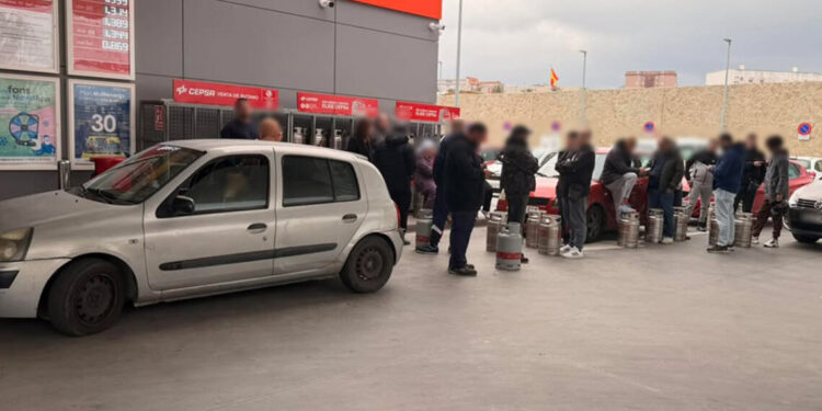 طوابير طويلة ونفاد الغاز يثير غضب السكان في سبتة