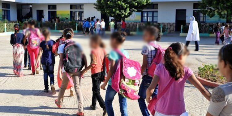 احتجاج آباء وأمهات بفرعية دوار البراريك بأولاد ستوت بسبب غياب أستاذ الفرنسية ومشاكل في البنية التحتية