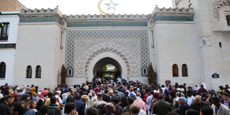 بعد جدل موعد رمضان.. انقسام جديد بين مسلمي فرنسا