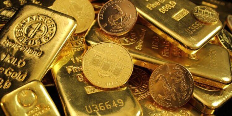 الذهب يفقد بريقه مؤقتا .. الدولار والنفط يقلبان موازين السوق