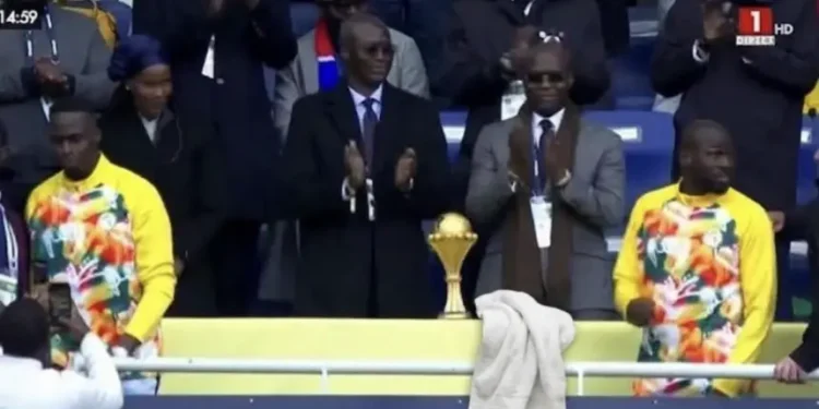 السنغال تضع “كأس الكان” بجانب “فوطة” ميندي في استفزاز صريح للمغاربة