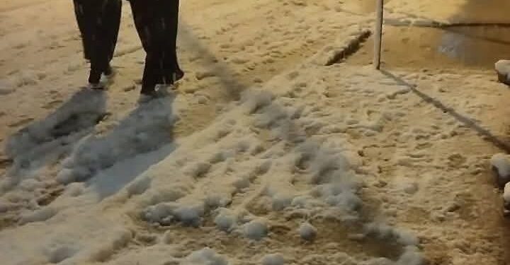 بالصور.. الثلوج تكسو مدينة تندرارة بإقليم فݣيݣ في مشهد شتوي بديع