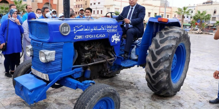 في خضم حديث عن انتقاله إلى الحركة الشعبية.. رفيق مجعيط يبعث برسالة صامتة بصورة مع “الجرار”