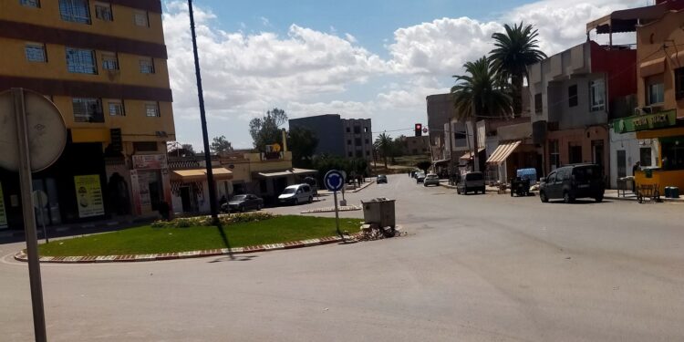 حاوية وسط الطريق.. صورة تختزل فوضى تدبير المجال بزايو