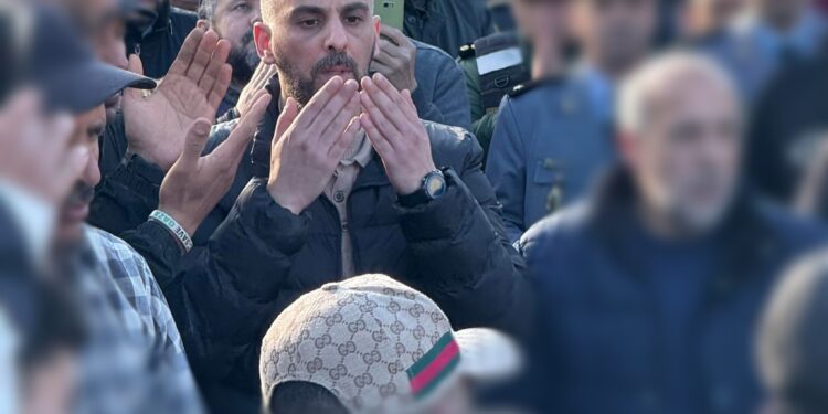 بادرة إنسانية تمكن معتقل حراك الريف محمد حاكي من حضور جنازة والده بالحسيمة