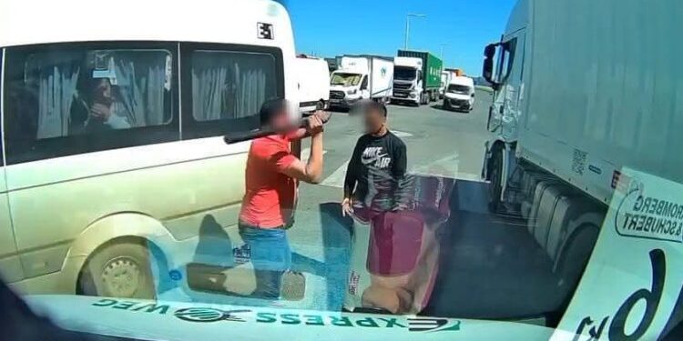 توقيف سائق حافلة اعتدى بوحشية على سائق شاحنة