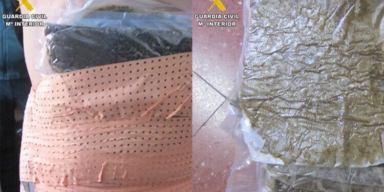 إحباط محاولة تهريب شحنة من الحشيش تحت الملابس بميناء سبتة