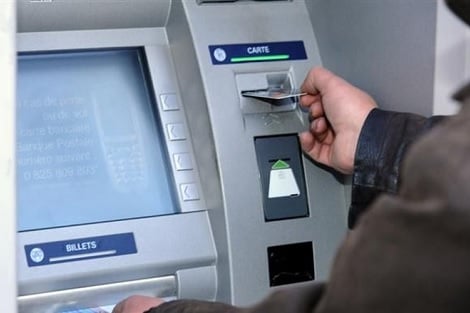 أستاذ متقاعد يفقد 300 درهم في شباك أوتوماتيكي بالحسيمة