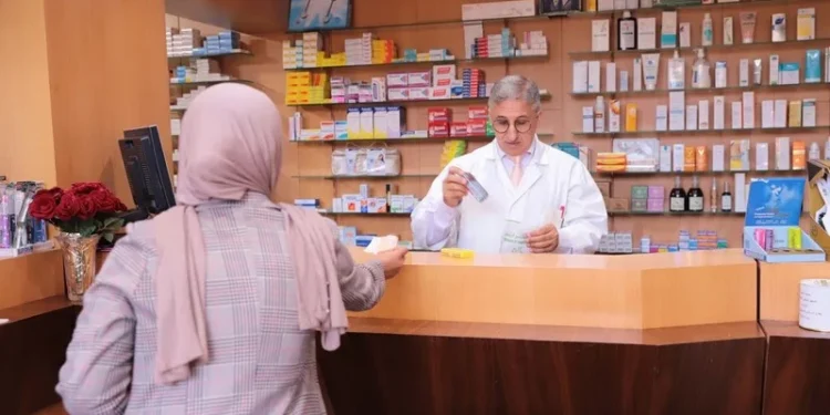 وزير الصحة يطمئن الصيادلة : لا توجه لتحرير رأسمال الصيدليات حاليا
