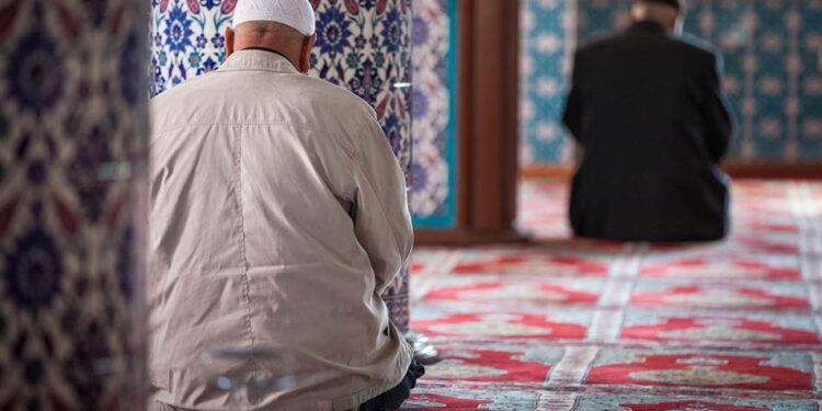 تفاصيل جريمة الدريوش.. مختل عقلي يقتل إمام مسجد أثناء صلاة الفجر
