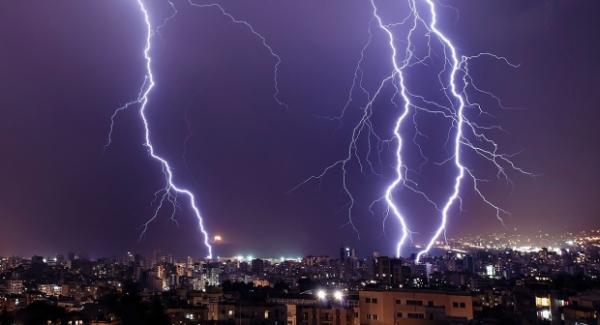 زخات رعدية محليا قوية مع تساقط البرد بعدد من مناطق المملكة
