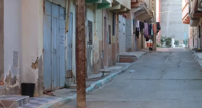 عام كامل من الانتظار دون حلول لمعضلة أعمدة الإنارة والأزقة المتدهورة بالحي الجديد بزايو