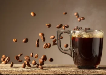 هل القهوة سلاح ضد القلق؟ دراسة تكشف الجرعة المثالية