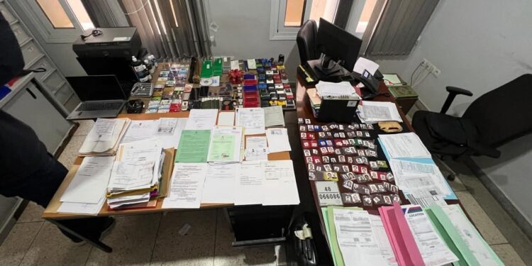 سقوط شبكة لتزوير ملفات “شينغن” بين الناظور ووجدة وحجز وثائق وأختام مزيفة