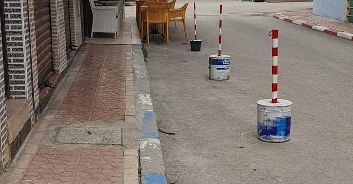 فوضى احتلال الأرصفة بزايو.. “حواجز” عشوائية تشوه المدينة وتؤشر على غياب الردع