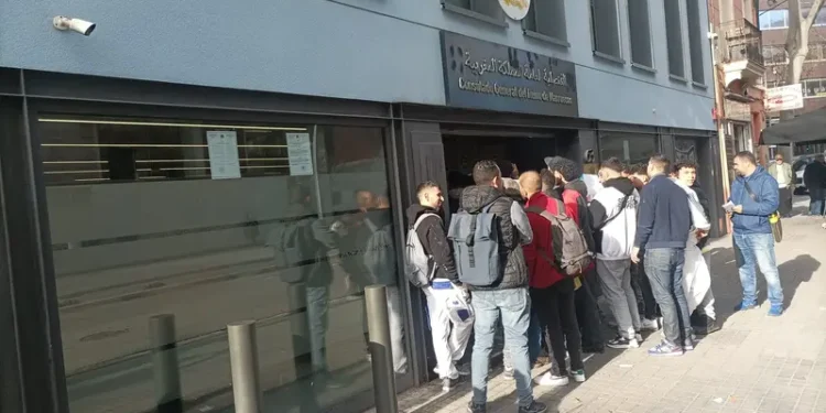 القنصليات المغربية في إسبانيا: من ذروة الضغط إلى حالة من الهدوء النسبي بعد انطلاق تسوية أوضاع المهاجرين