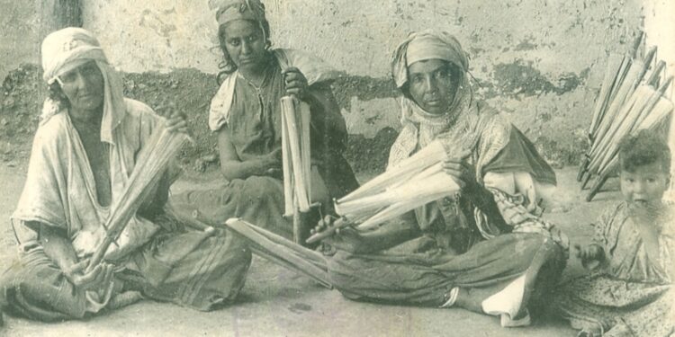 صورة وحكاية.. نساء من أولاد ستوت يغزلن الصوف في أربعينيات القرن الماضي