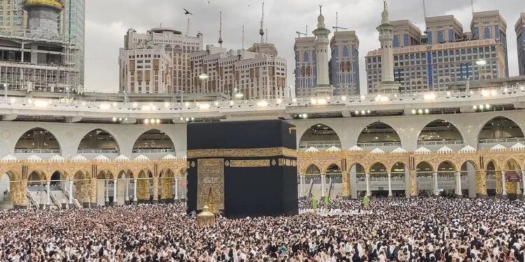 هام للحجاج المغاربة.. الإعلان عن إجراء جديد بشأن التنقل بين مكة المكرمة والمدينة المنورة