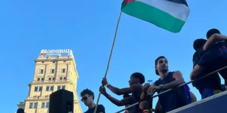 بسبب “العلم الفلسطينـي”.. نجم برشلونة “لامين جمال” يثير الغضب في إســ.رائيــل