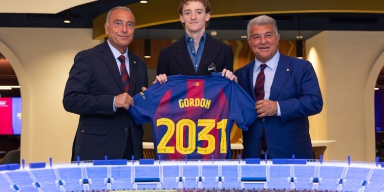 برشلونة يعلن تعاقده مع الإنجليزي غوردون