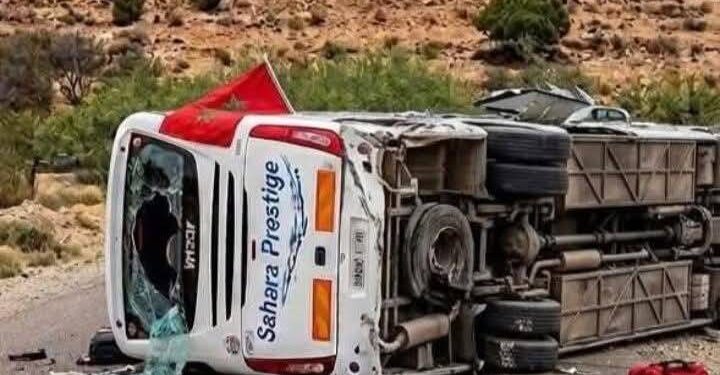 انقلاب حافلة لنقل المسافرين يسفر عن إصابات متفاوتة الخطورة