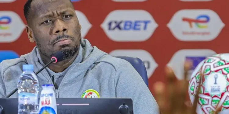 مدرب السنغال يرفض السفر إلى أمريكا ويُهدد اتحاد بلاده