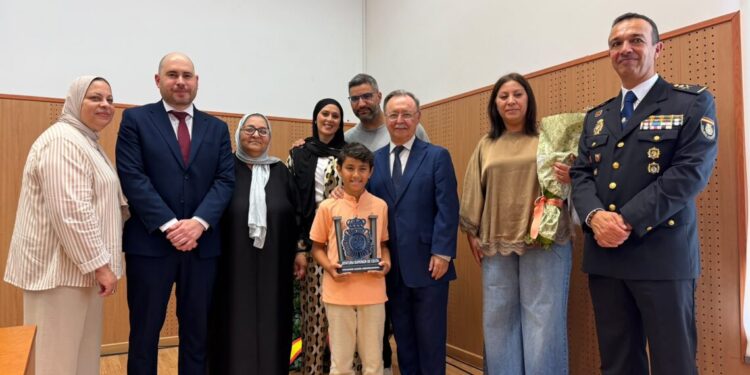 الشرطة الإسبانية تكرم في سبتة أسرة شرطي من أصول مغربية اغتالته منظمة “إيتا” الباسكية