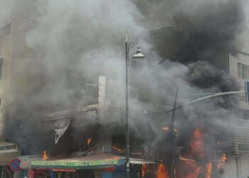 حـ.ـريق مهـ.ـول يلتهم محلات تجارية بإمزورن ويستنفر السلطات ومصالح الإنقاذ +صور