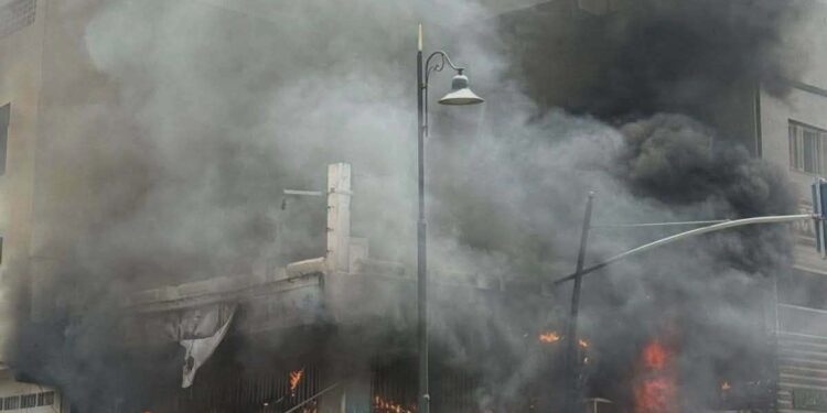 حـ.ـريق مهـ.ـول يلتهم محلات تجارية بإمزورن ويستنفر السلطات ومصالح الإنقاذ +صور