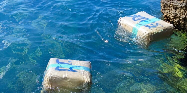 العثور على رزمتين من مخدر الحشيش طافيتين قبالة سواحل الحسيمة