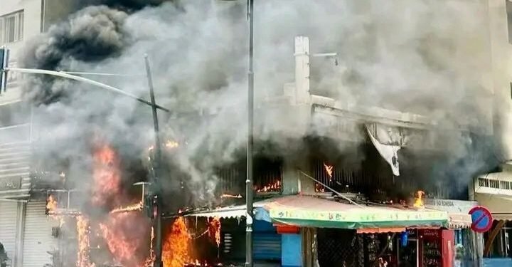 حريق بمطعم للوجبات السريعة يستنفر السلطات وسط إمزورن بإقليم الحسيمة